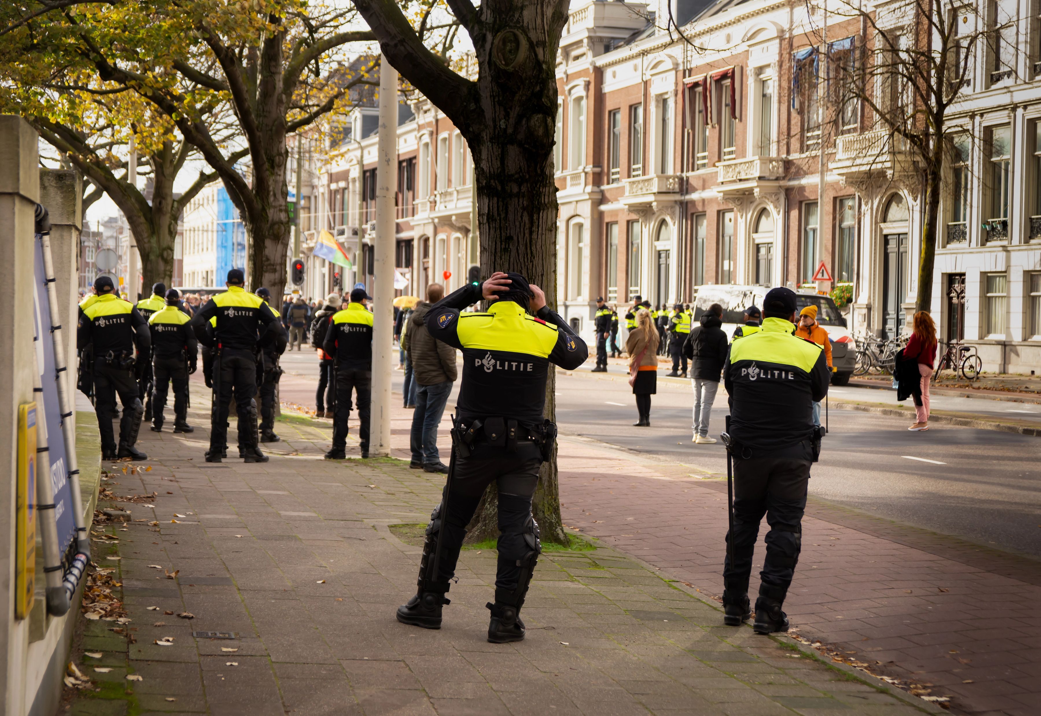 Politieagenten op straat bij demonstratie