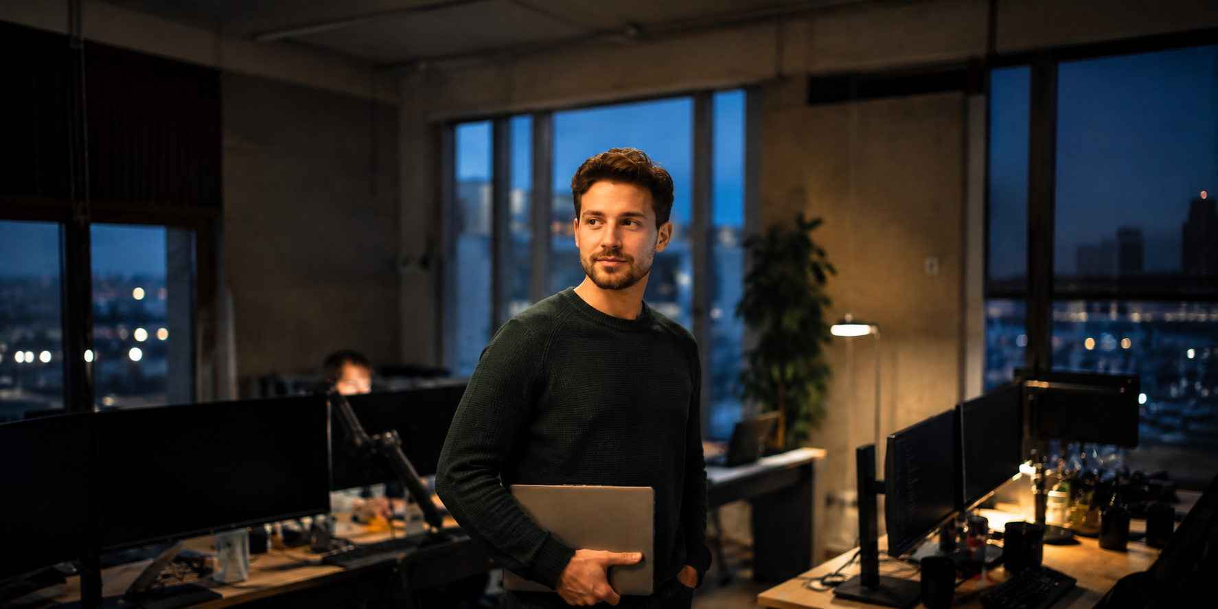 IT professional in modern kantoor bij schemering