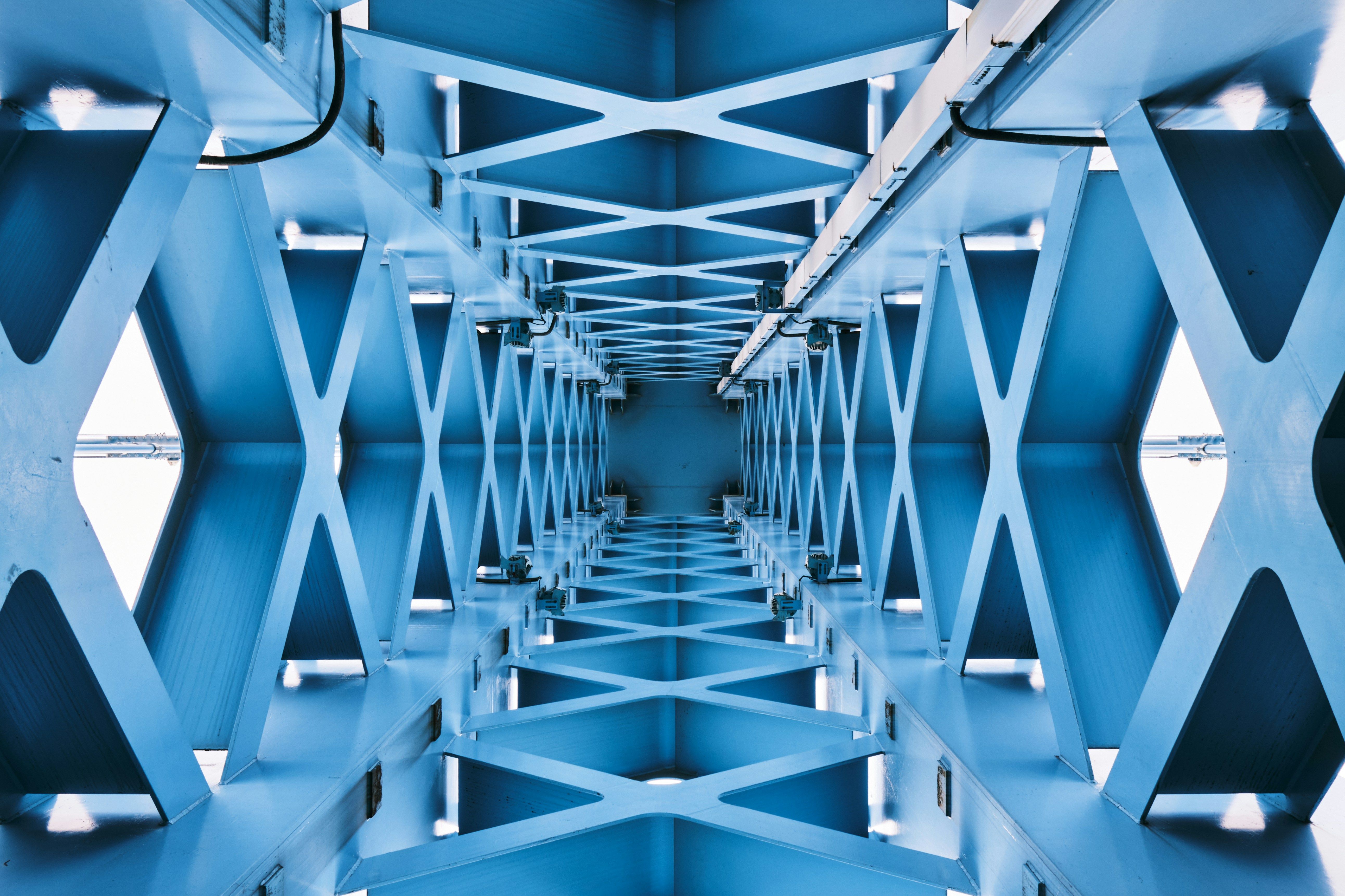 Binnenin een brugconstructie