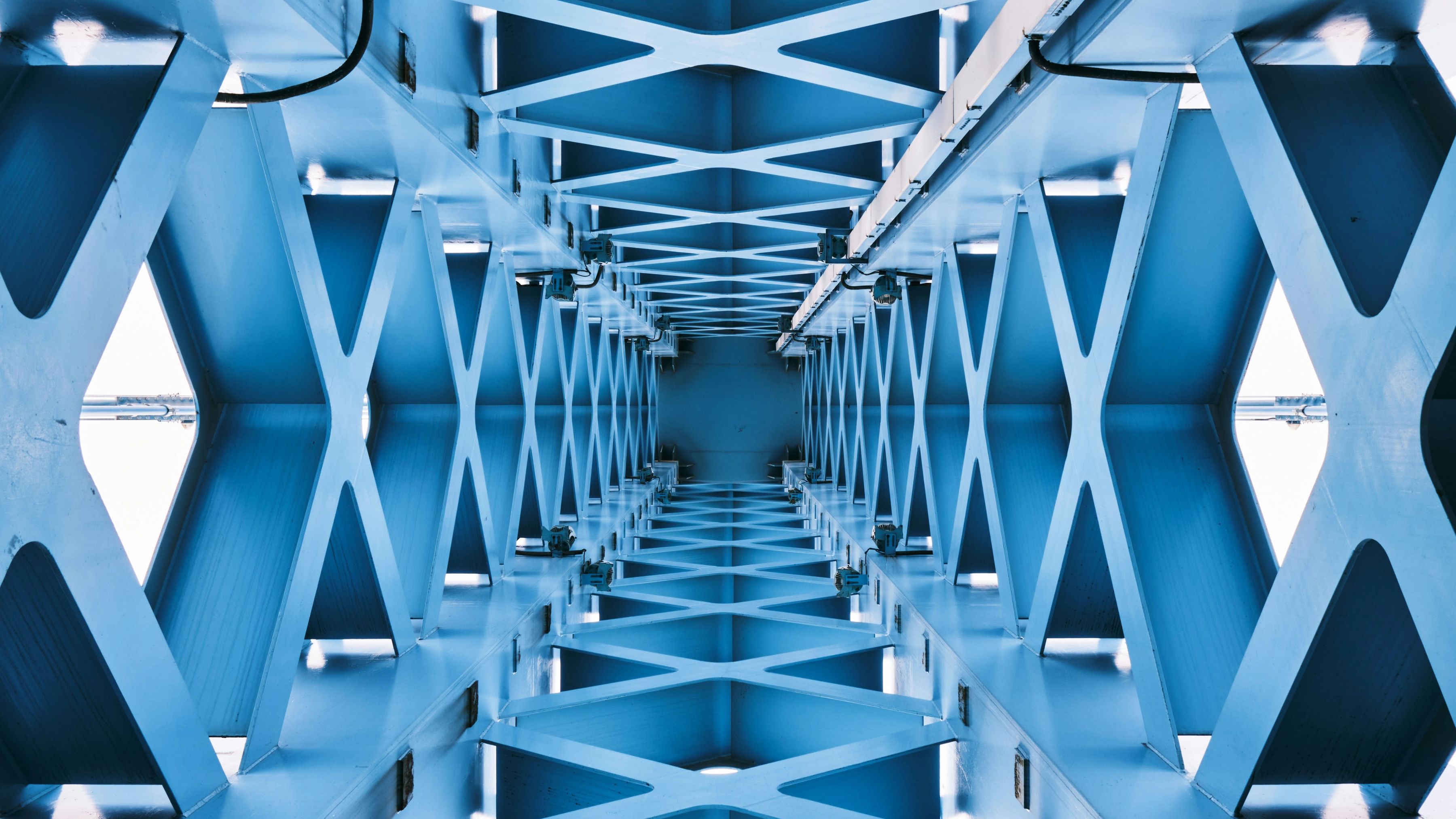 Binnenin een brugconstructie