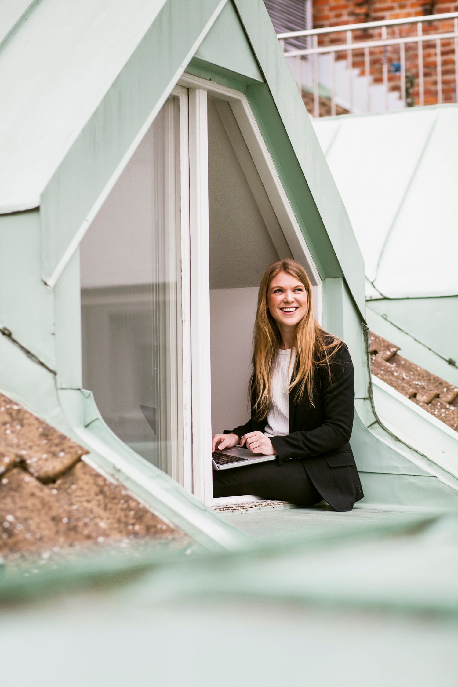 Procurement professional werkt op een dakterras