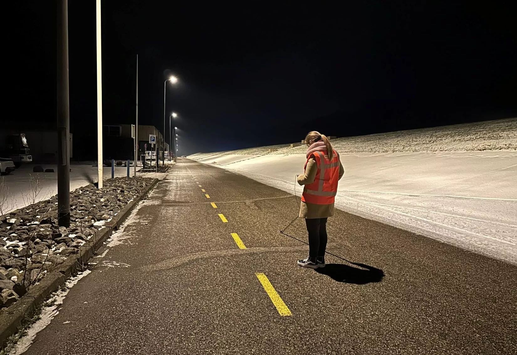 Sophie in het donker in een verlichte straat
