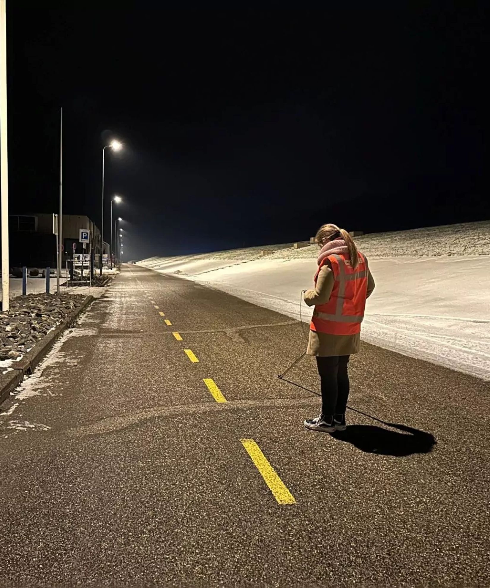 Sophie in het donker in een verlichte straat