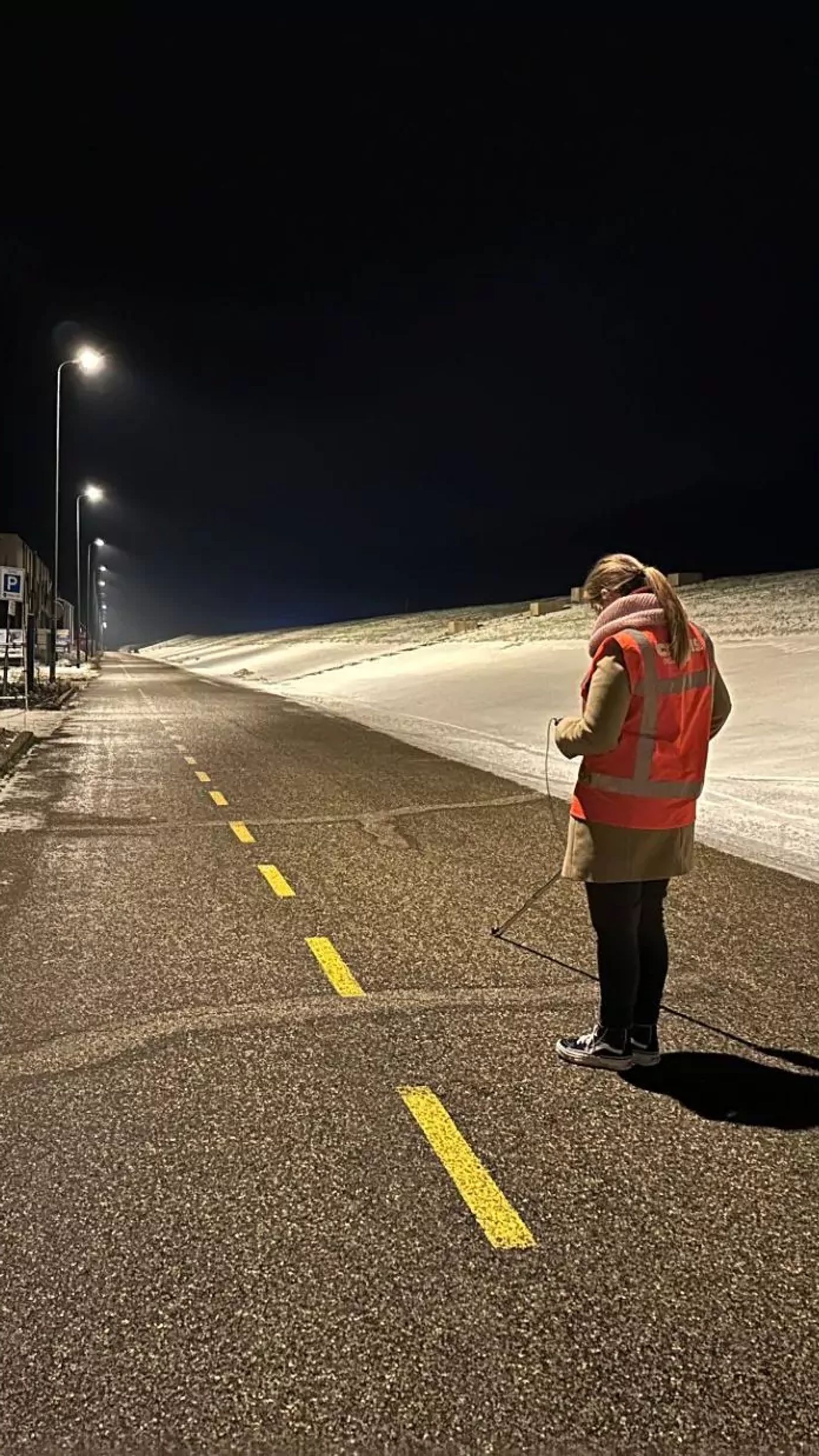 Sophie in het donker in een verlichte straat