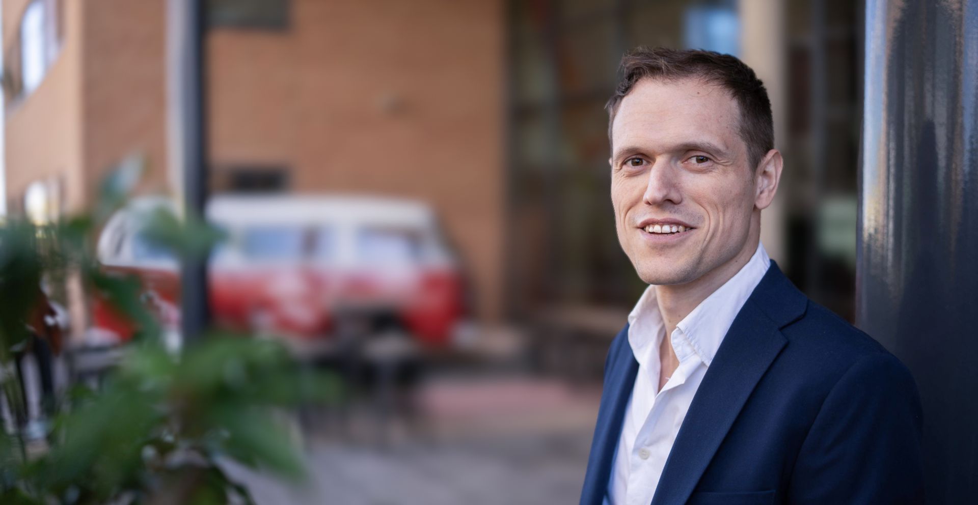 Finance Consultant Jermo Kooijmans voor het clubis