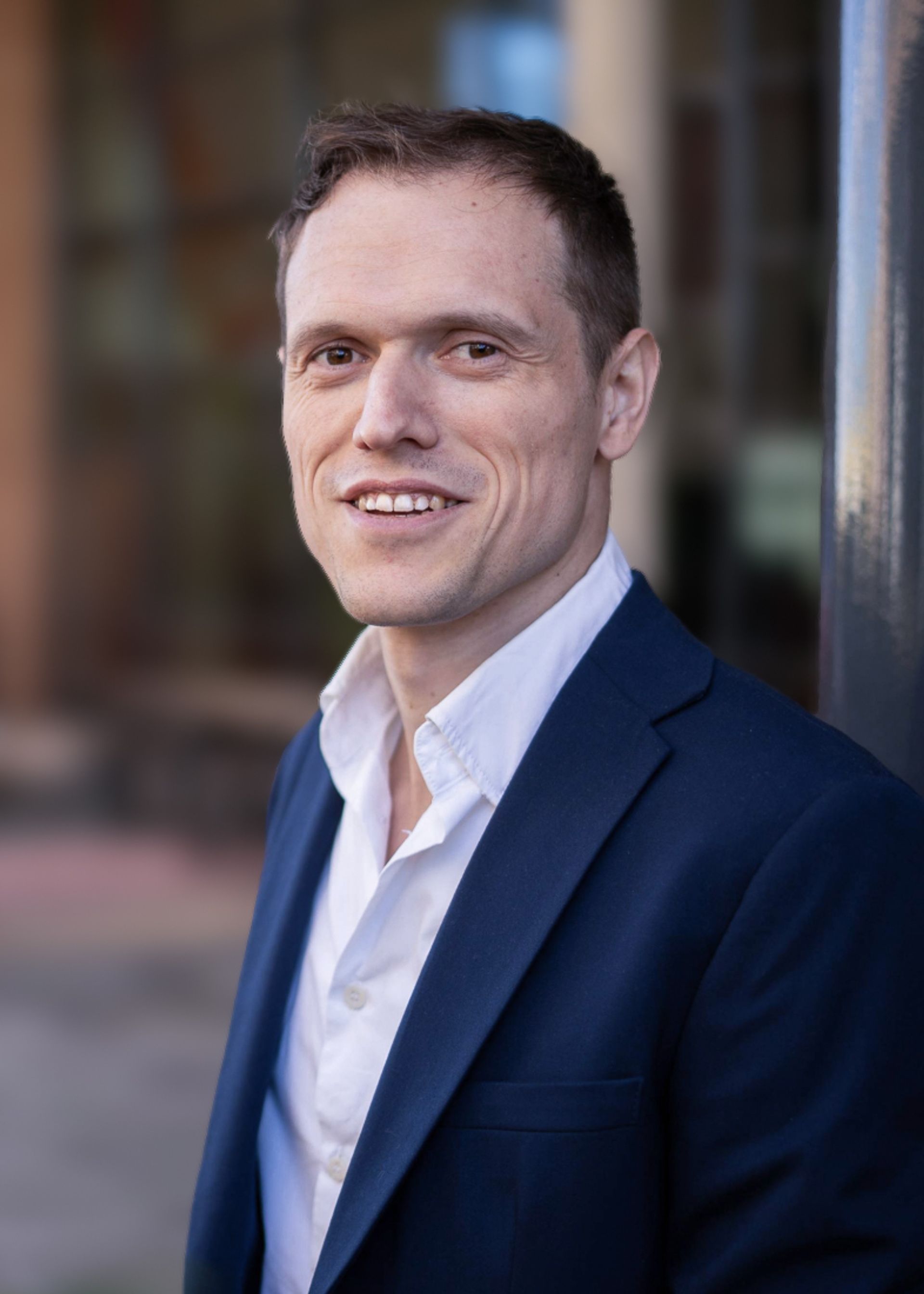Finance Consultant Jermo Kooijmans voor het Team EIFFEL clubhuis