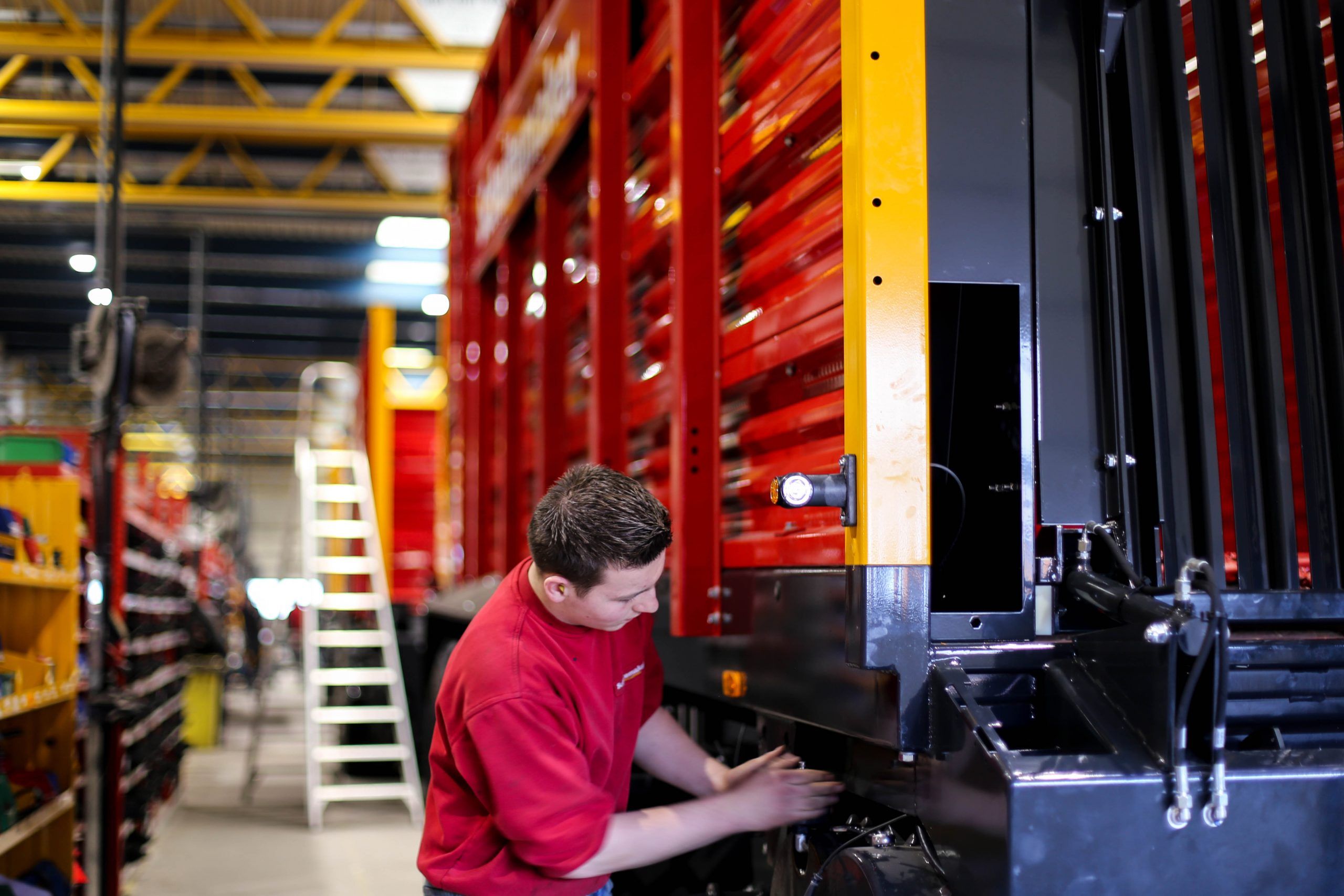 Man bij machine
