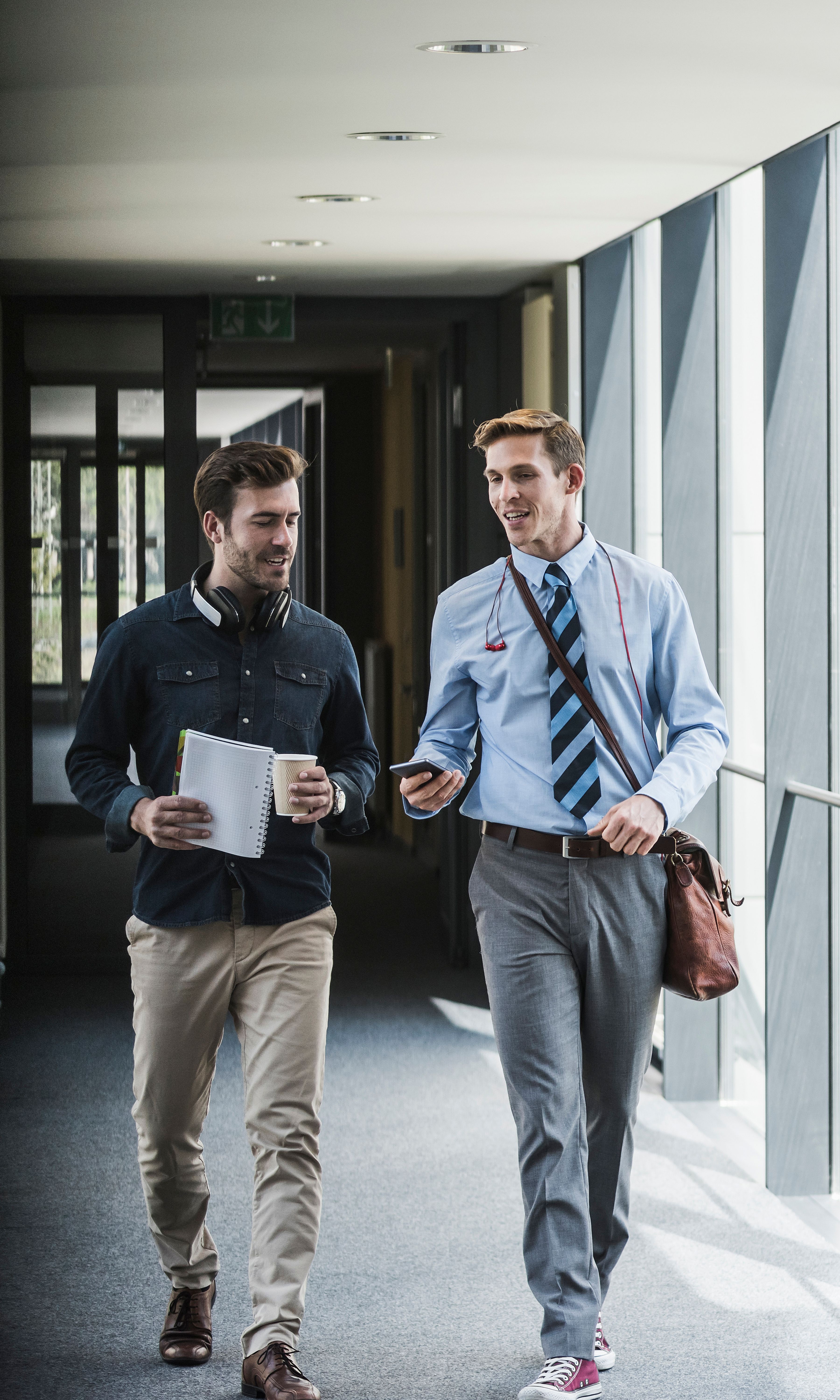 Twee mannen lopen door gang