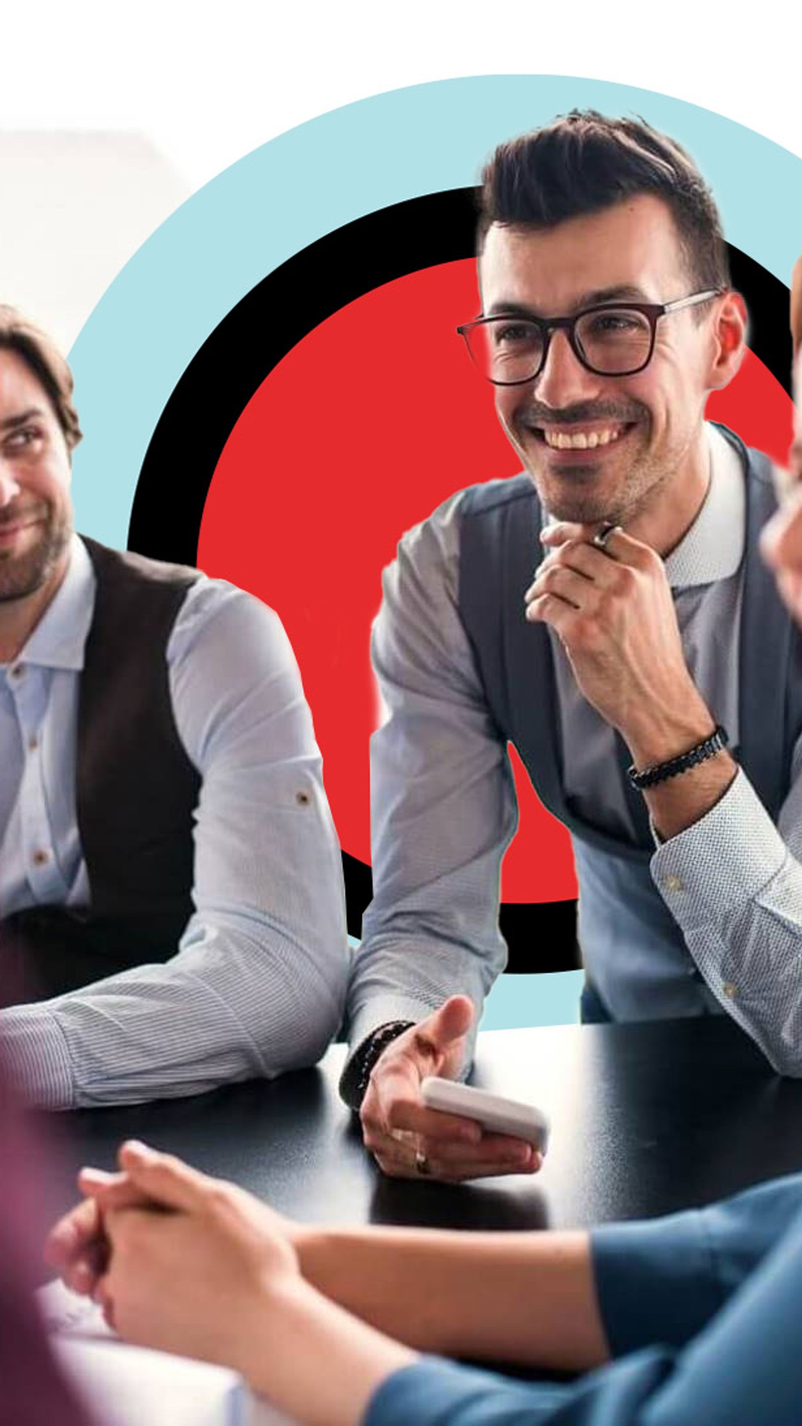 4 mensen aan tafel in gesprek.