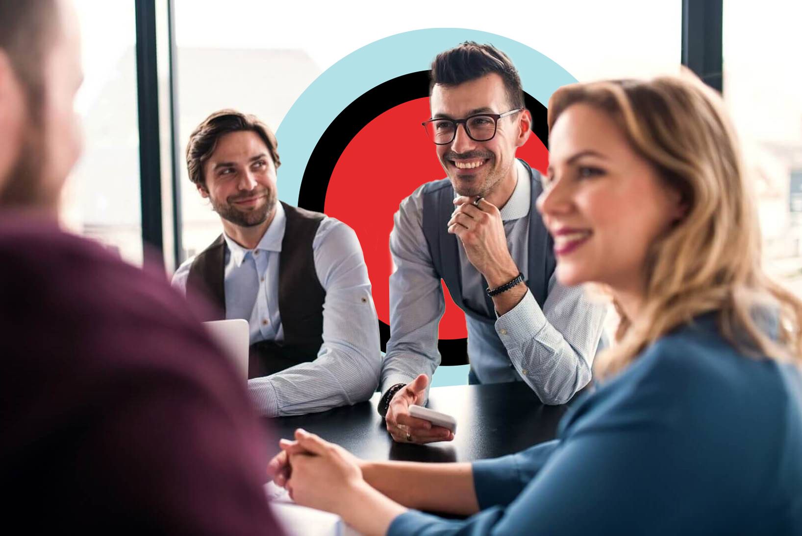 4 mensen aan tafel in gesprek.