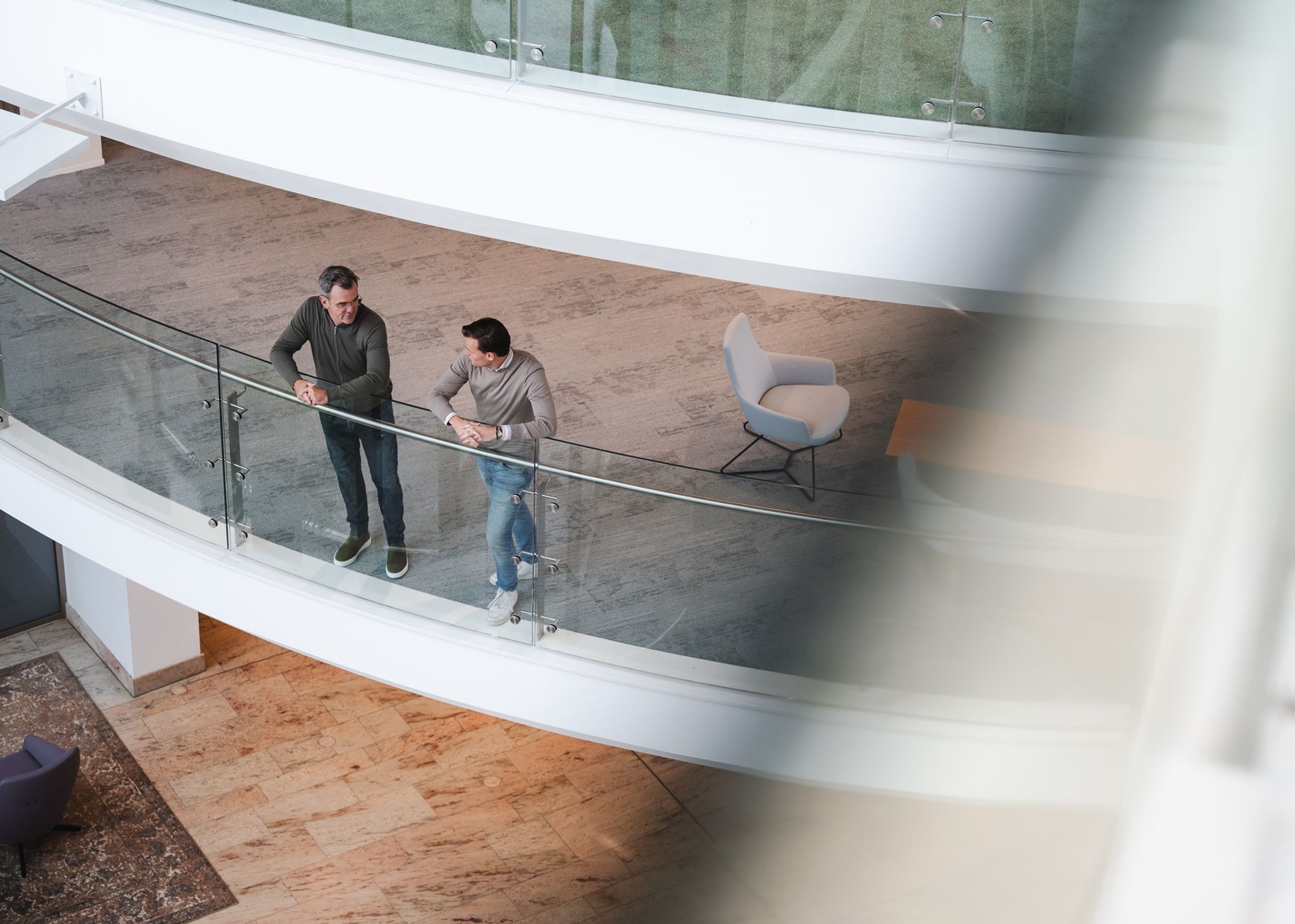 Ambtenaren in gesprek in een modern overheidsgebouw