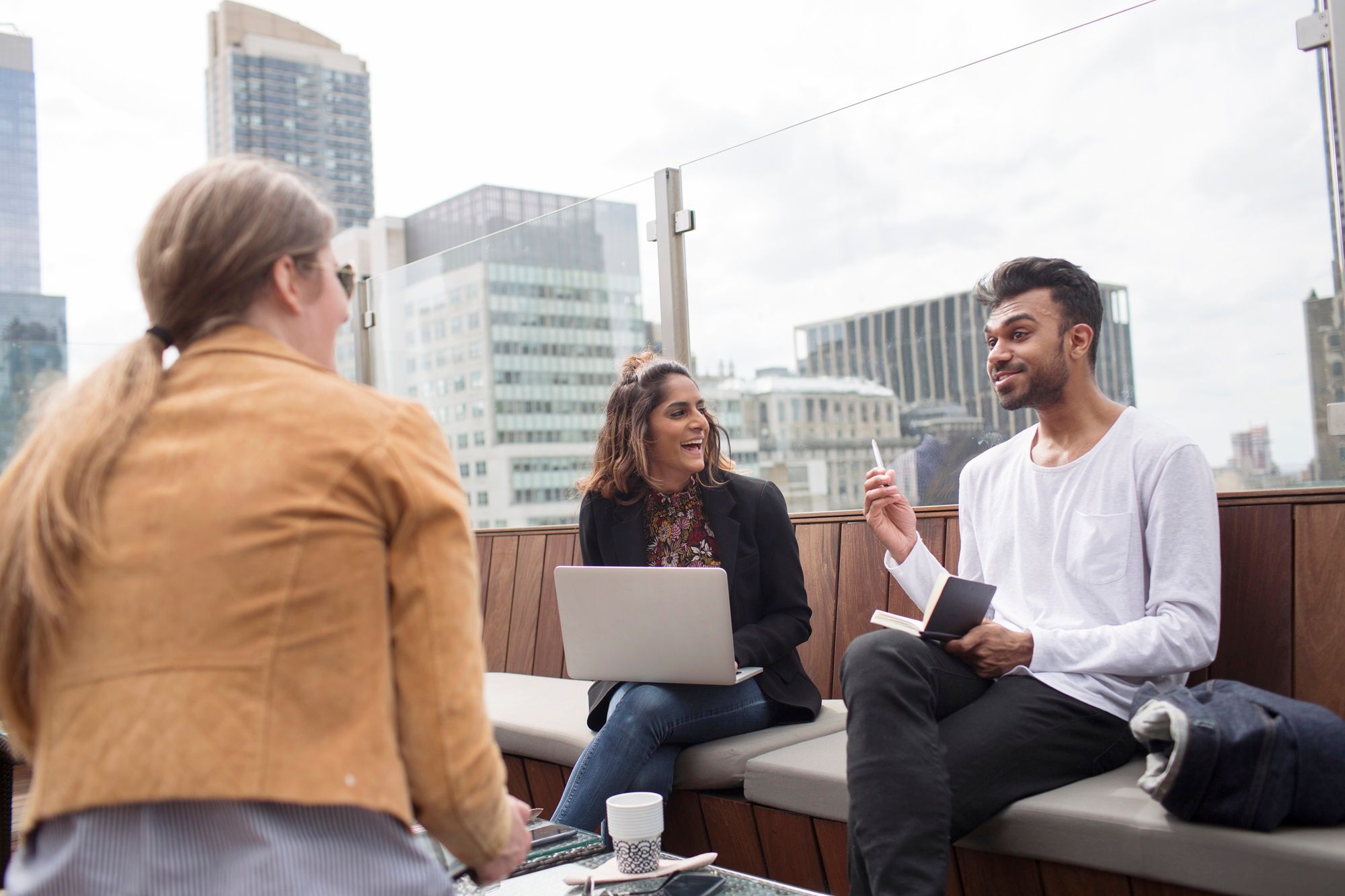 Trainees overleggen op een dakterras in een business district