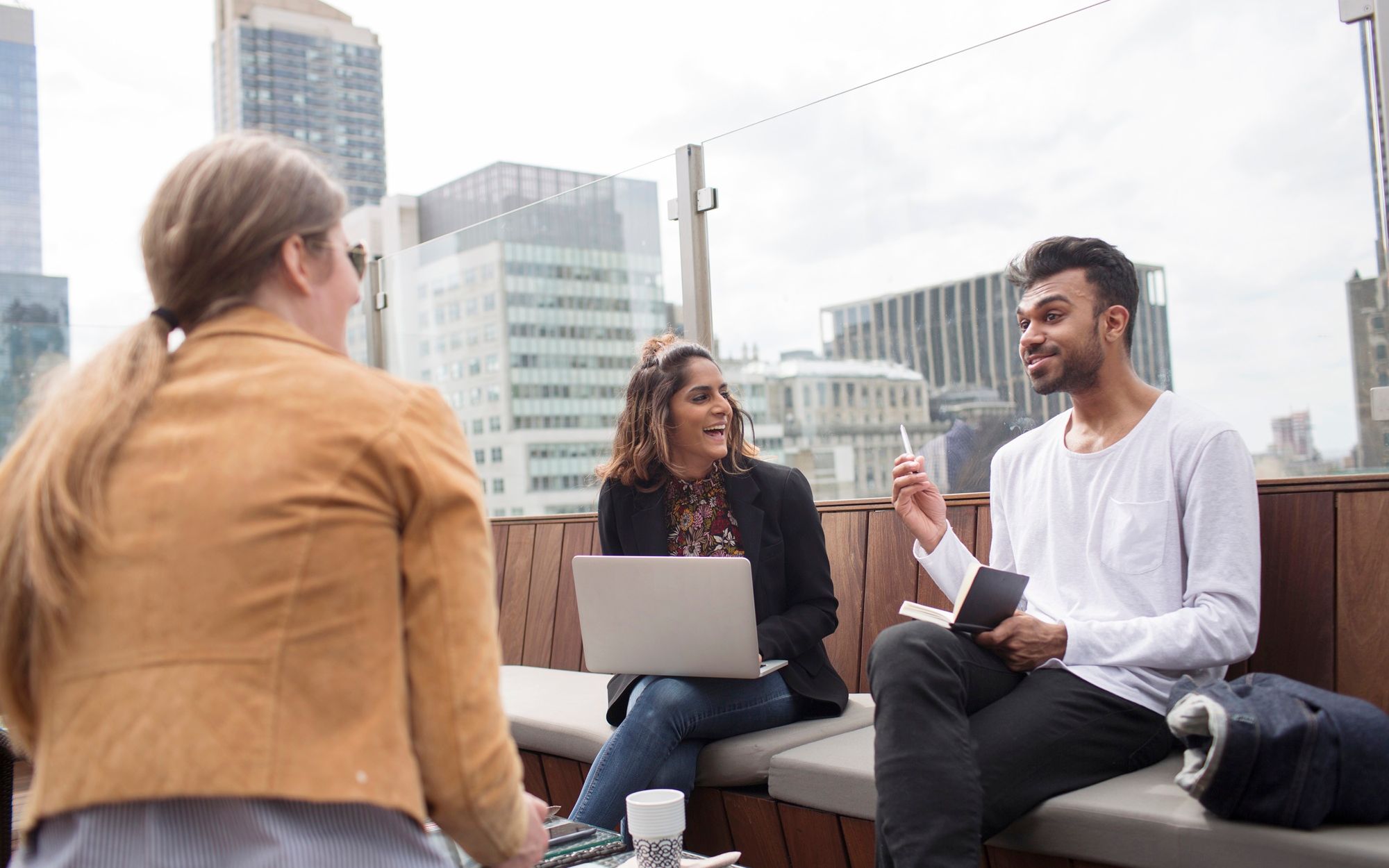 Trainees overleggen op een dakterras in een business district