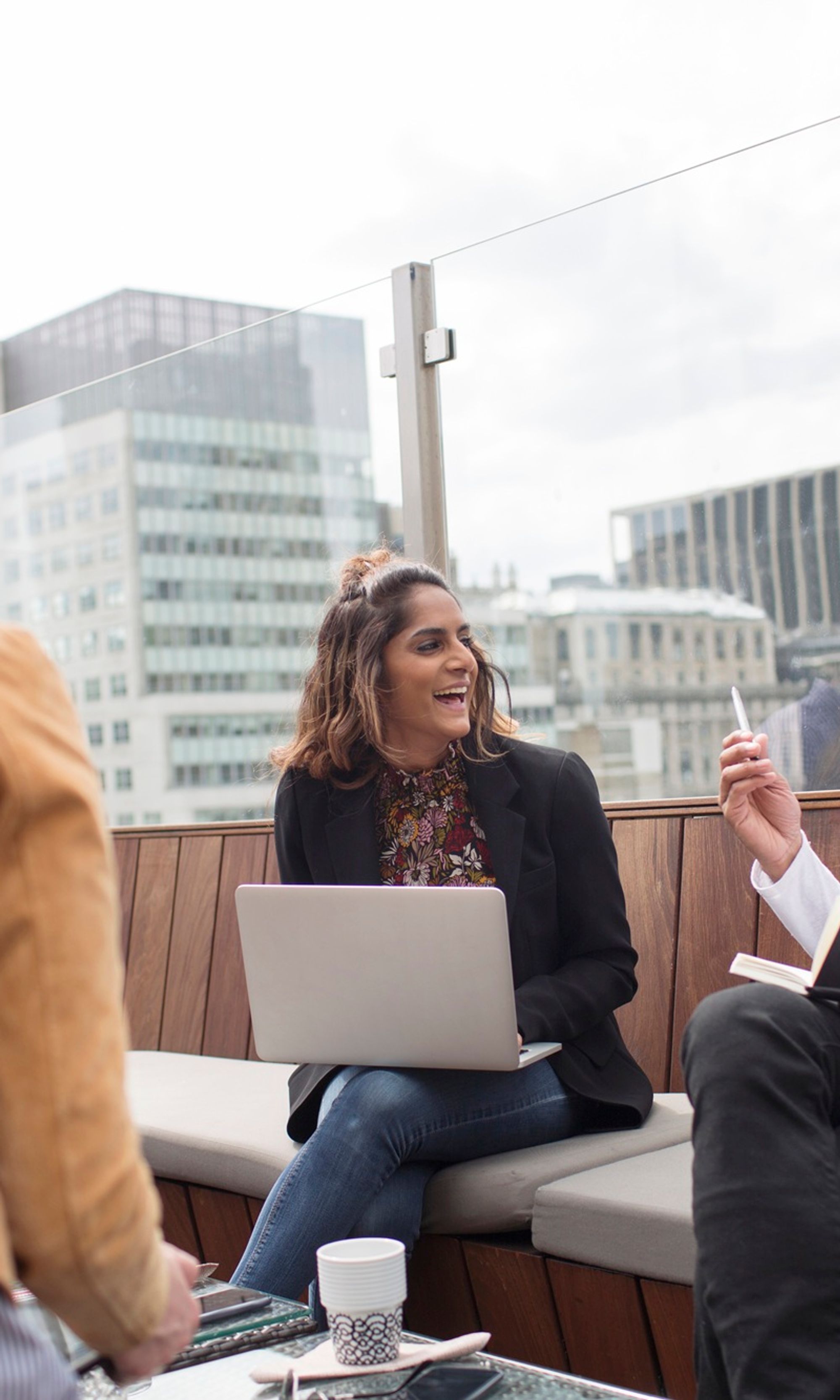 Trainees overleggen op een dakterras in een business district