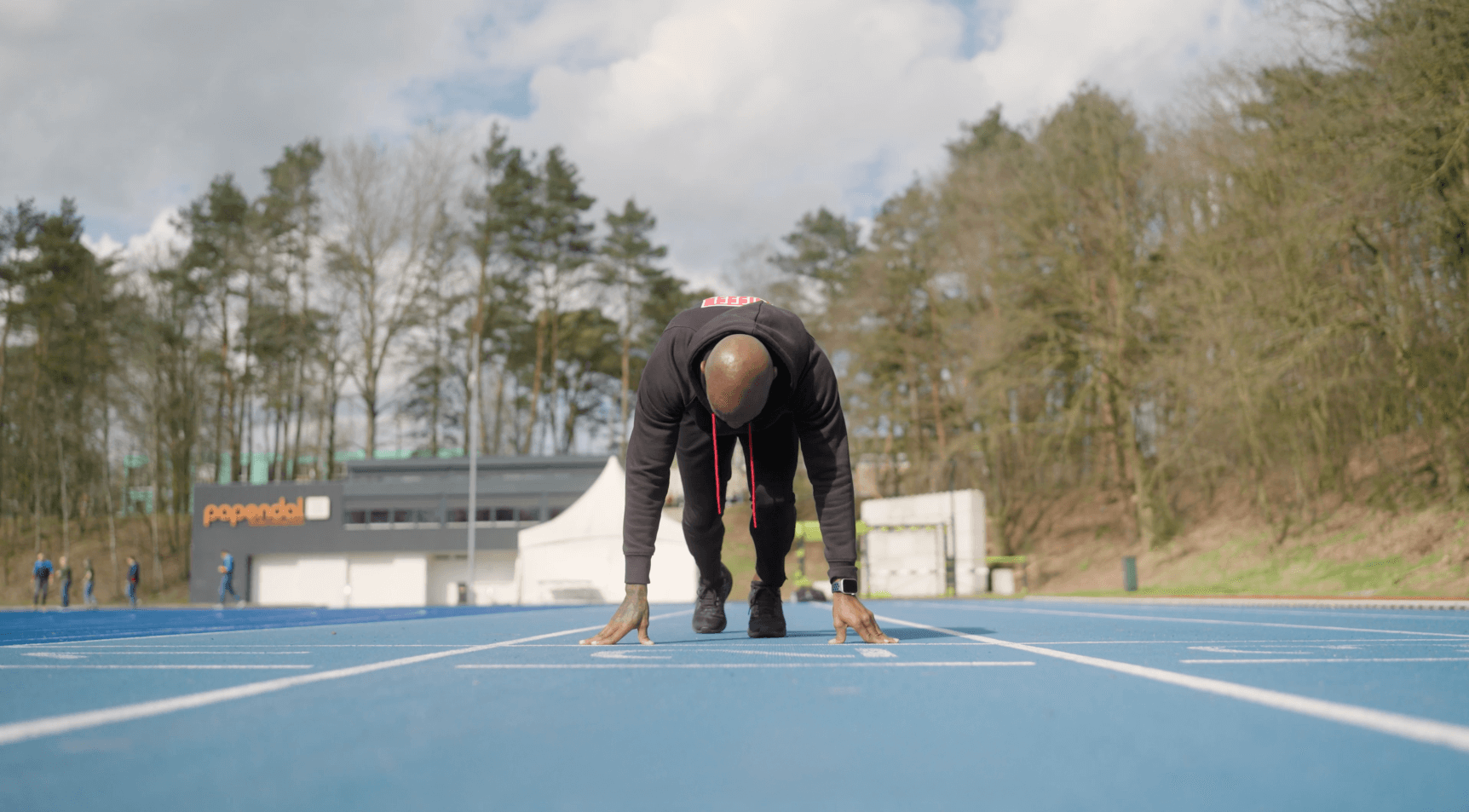 Topsporter Churandy op een atletiekbaan