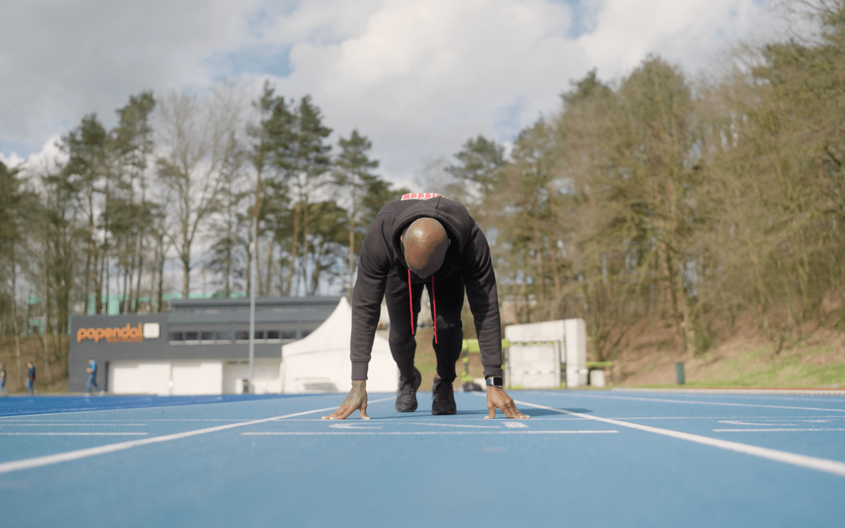Topsporter Churandy op een atletiekbaan