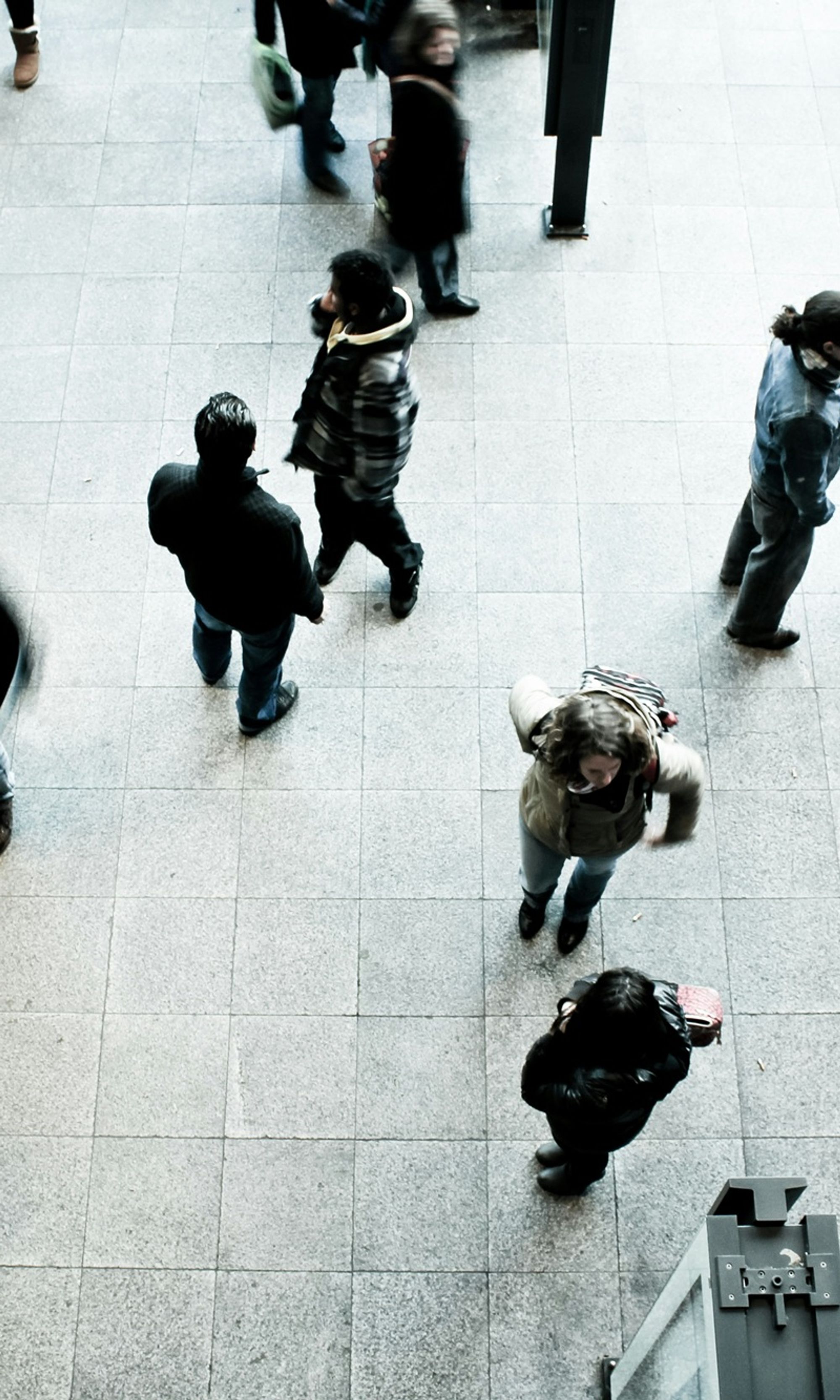 Stationshal met mensen