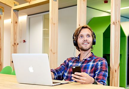Man aan het werk achter een laptop
