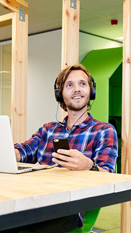 Man aan het werk achter een laptop