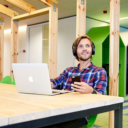 Man aan het werk achter een laptop