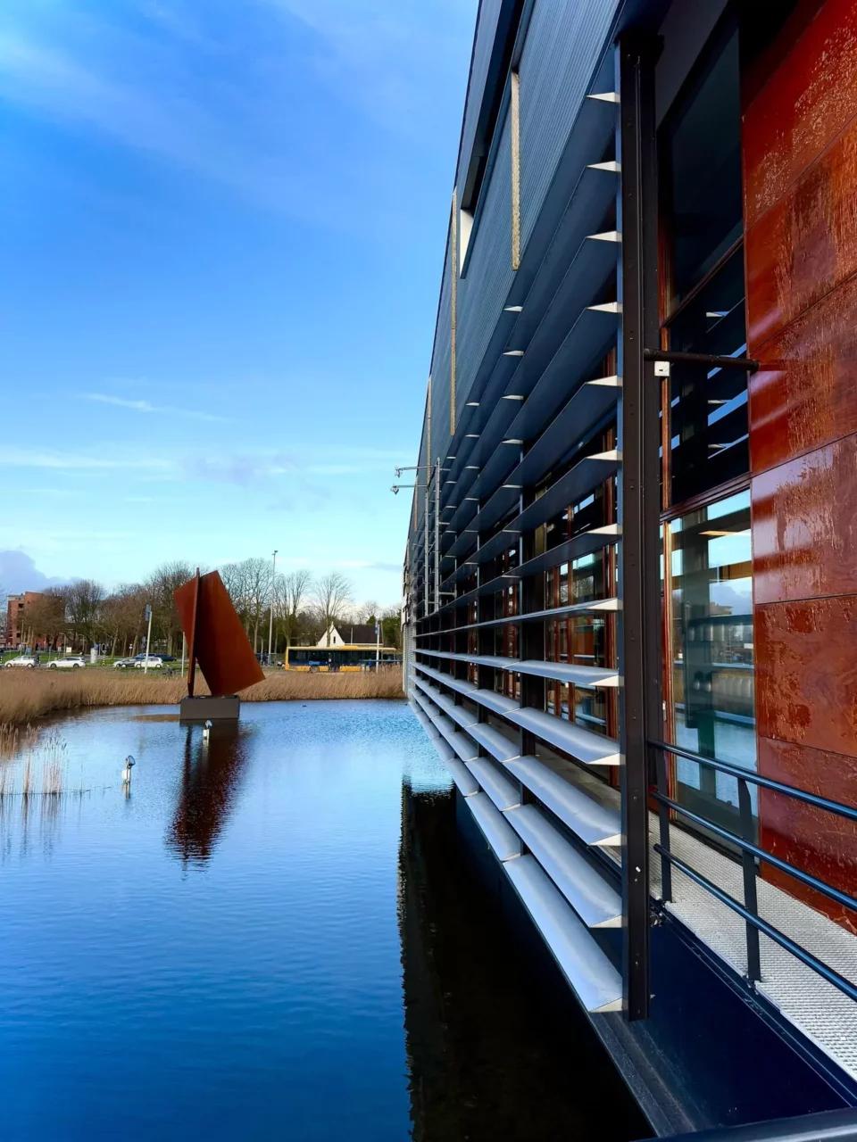 Zijkant gebouw met water