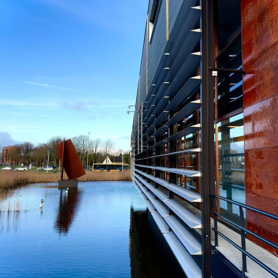 Zijkant gebouw met water