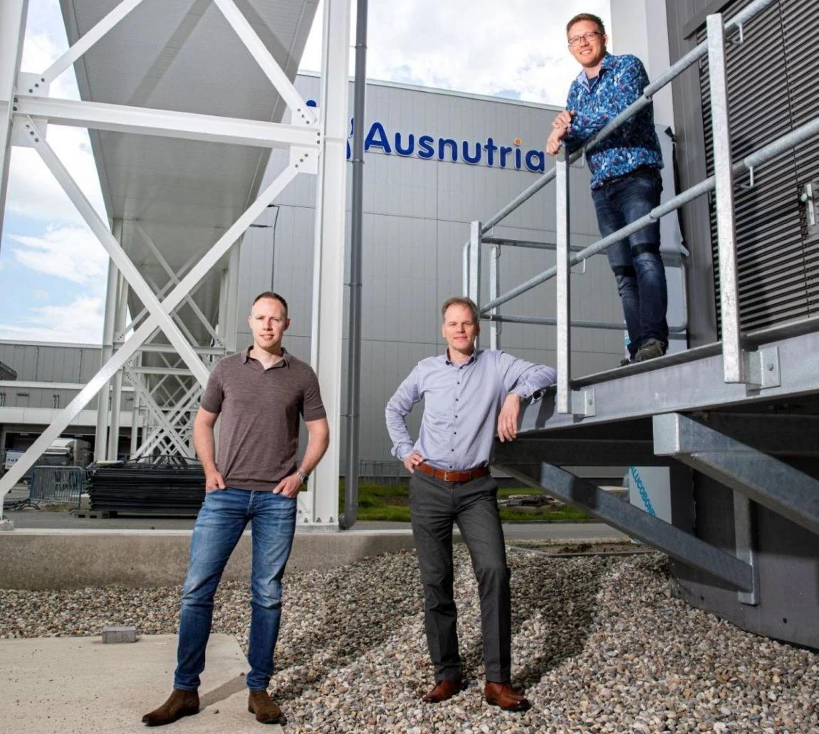 Drie mannen voor het Ausnutria-logo