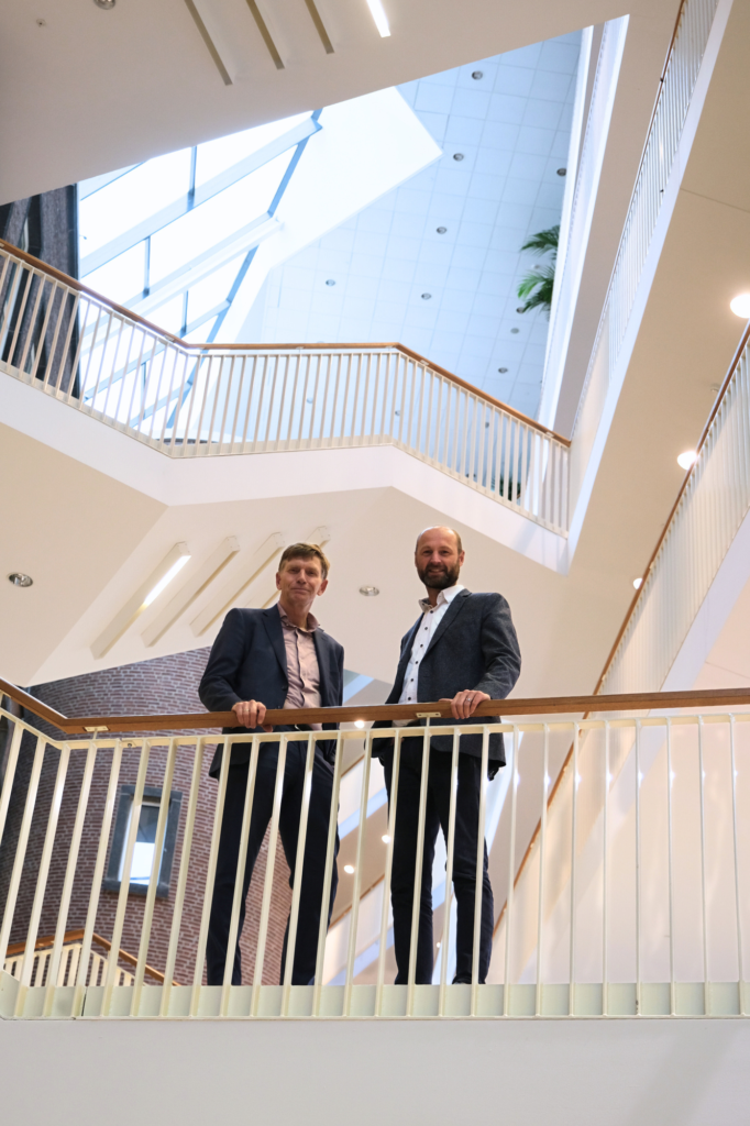 Marcel van Ooijen en Joris van Dam op een trap