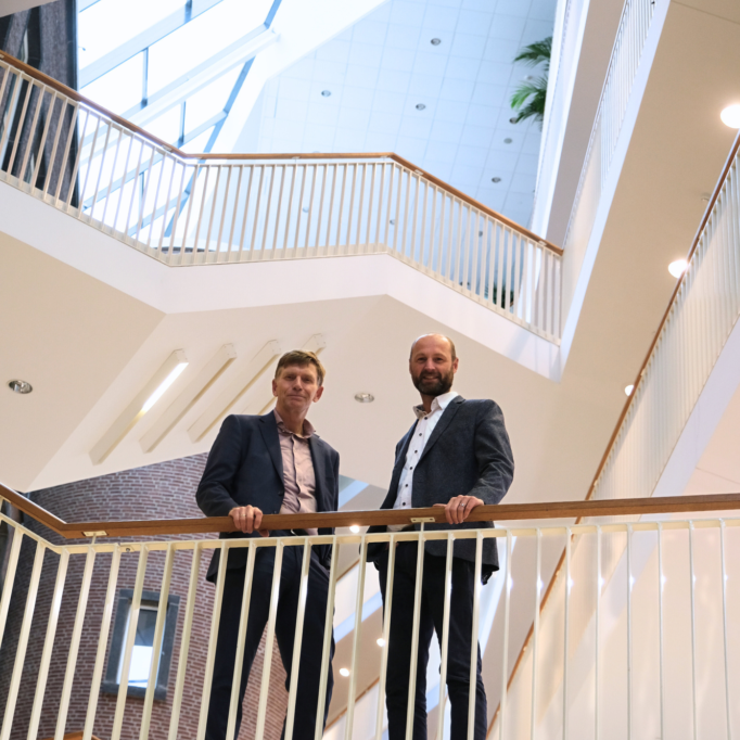 Marcel van Ooijen en Joris van Dam op een trap