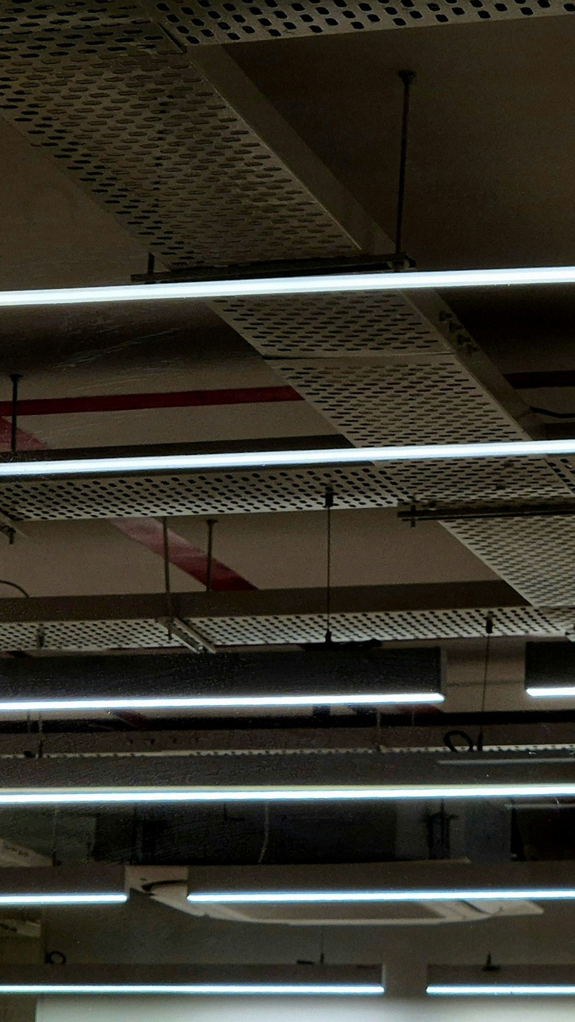 Industrieel plafond met kabelgoten en tl-buizen