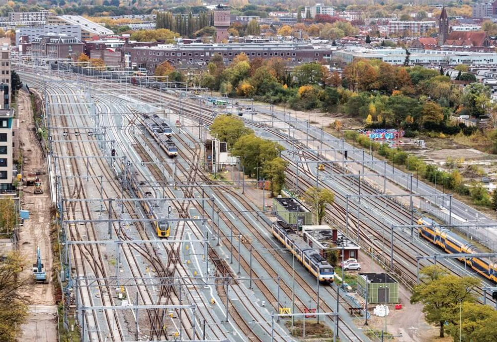 Luchtfoto van groot spoorwegcomplex met meerdere sporen en treinen