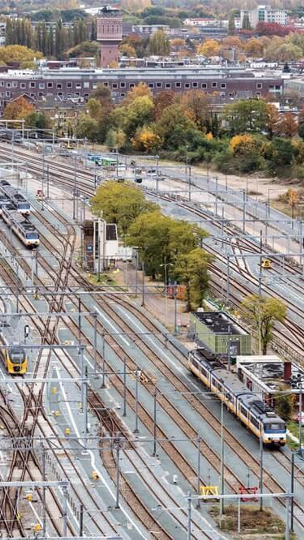 Luchtfoto van groot spoorwegcomplex met meerdere sporen en treinen
