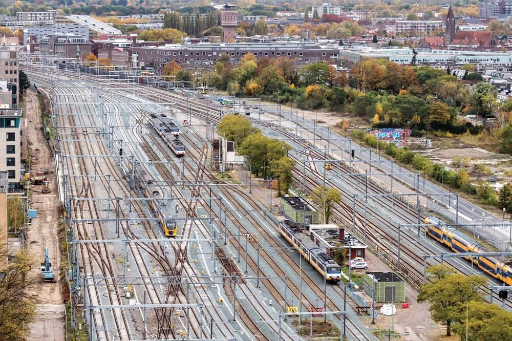 Luchtfoto van groot spoorwegcomplex met meerdere sporen en treinen