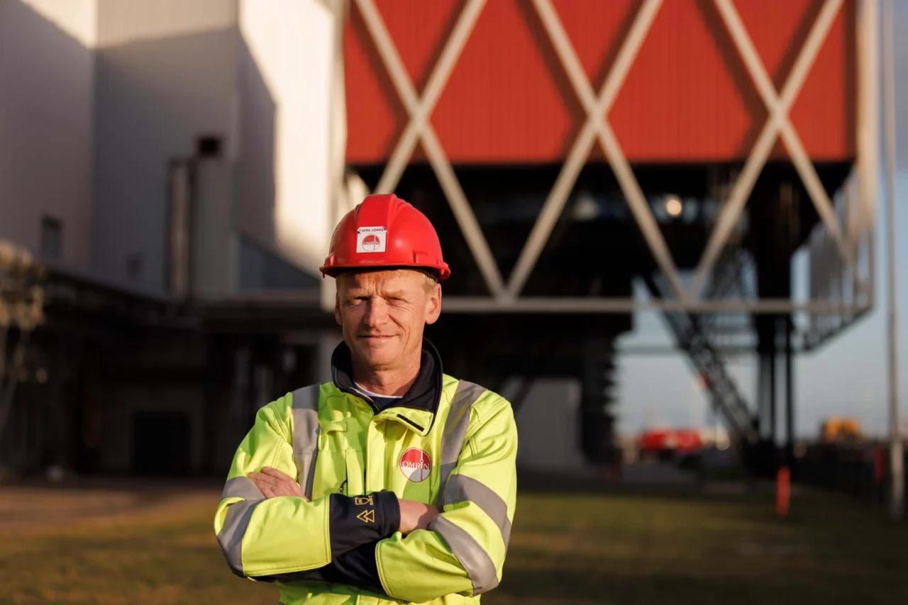 Een man met een rode bouwhelm