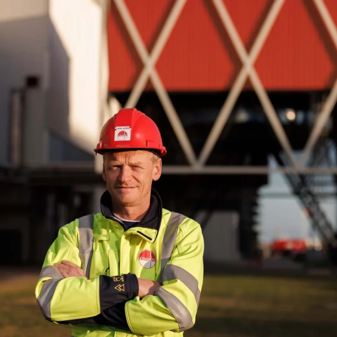 Een man met een rode bouwhelm