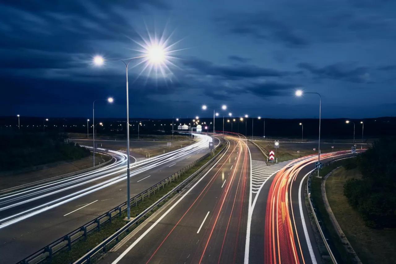 Een snelweg in het donker met licht