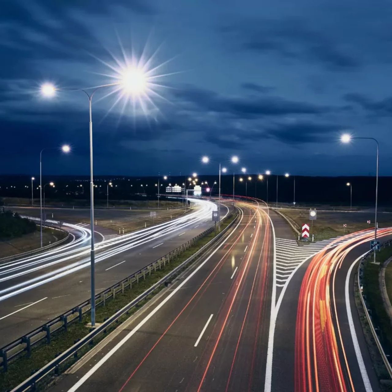 Een snelweg in het donker met licht