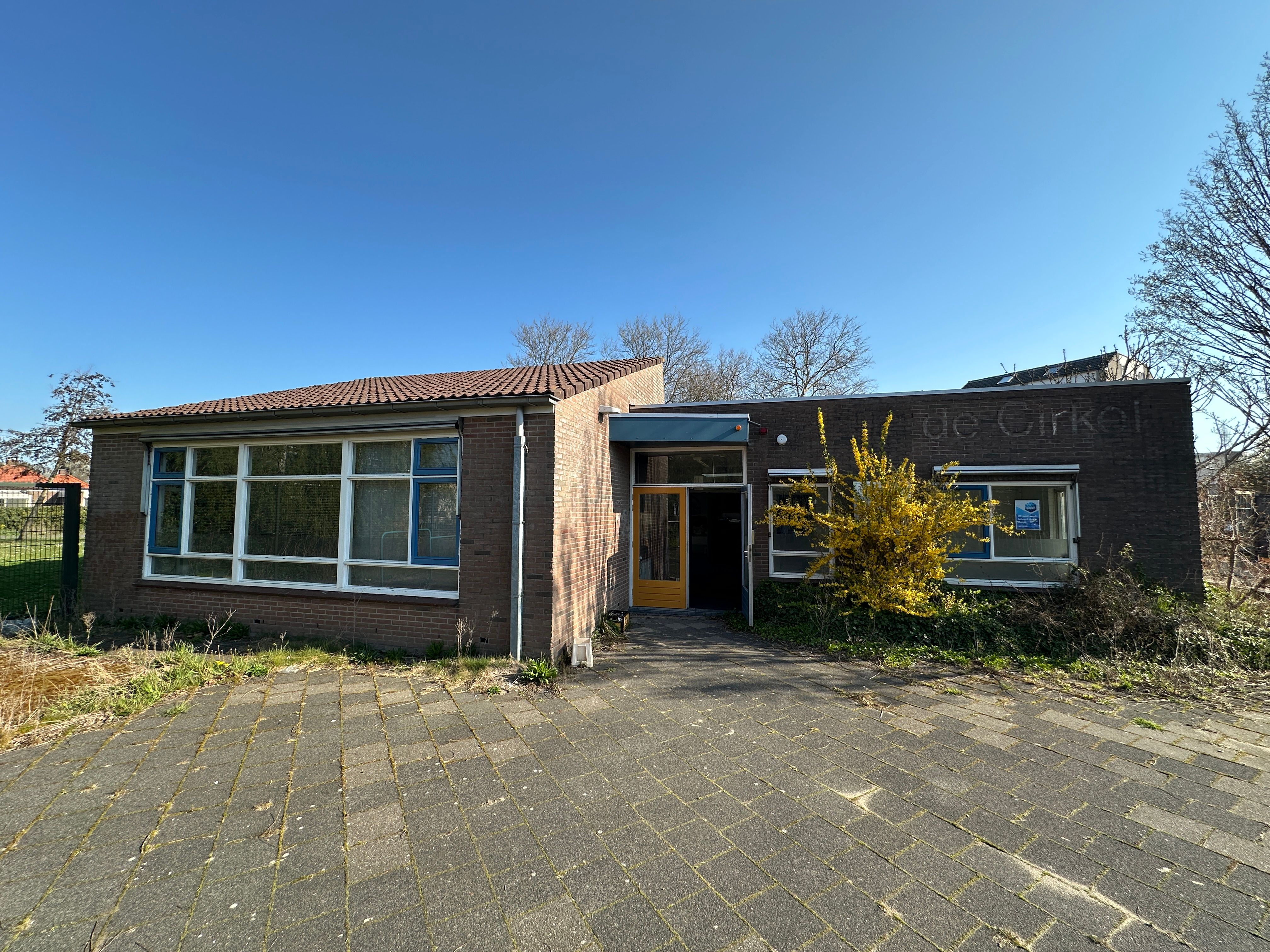 het oude schoolgebouw