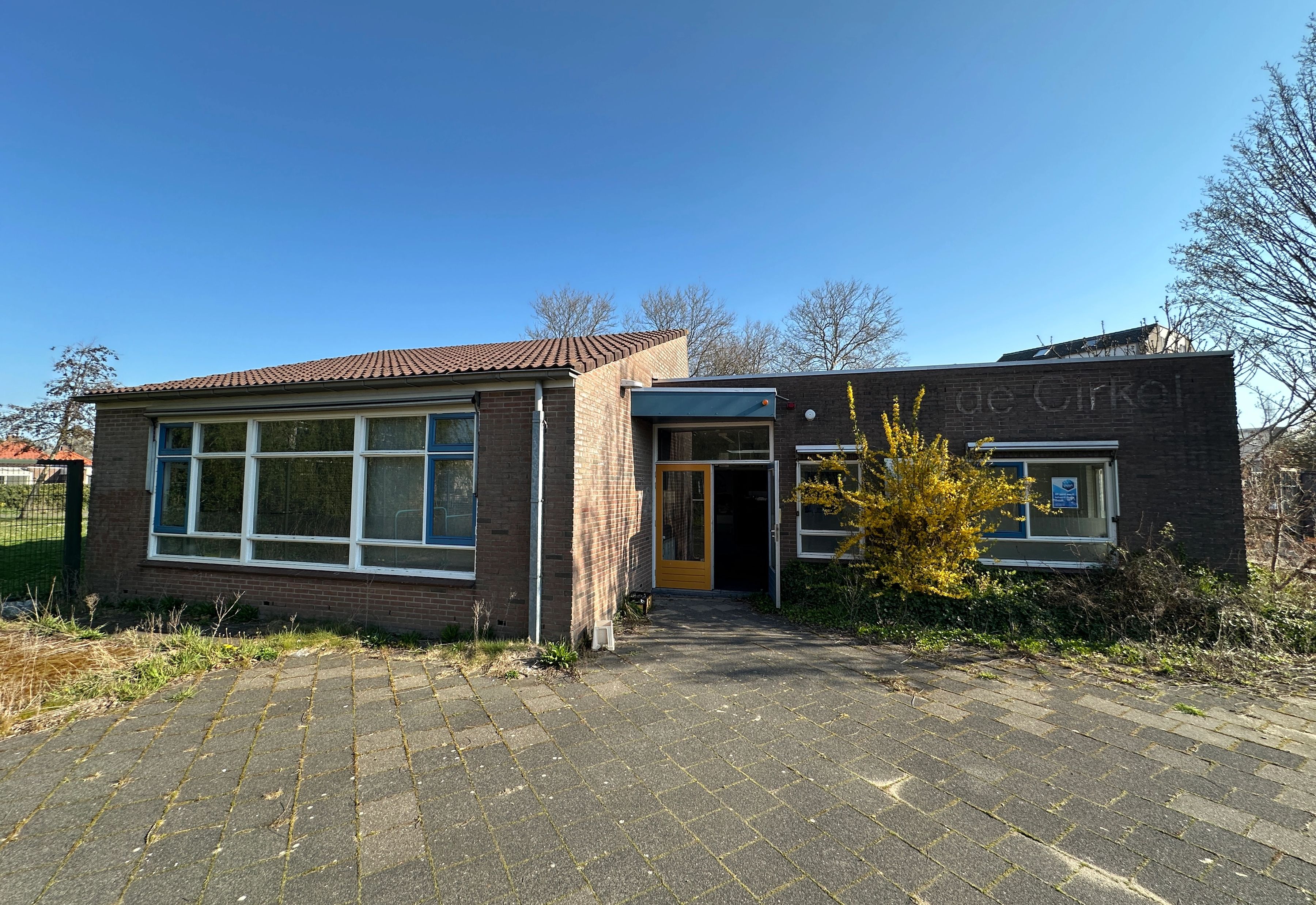 het oude schoolgebouw
