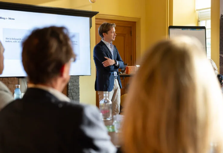 Sjors Loeffen presenteert voor een groep mensen