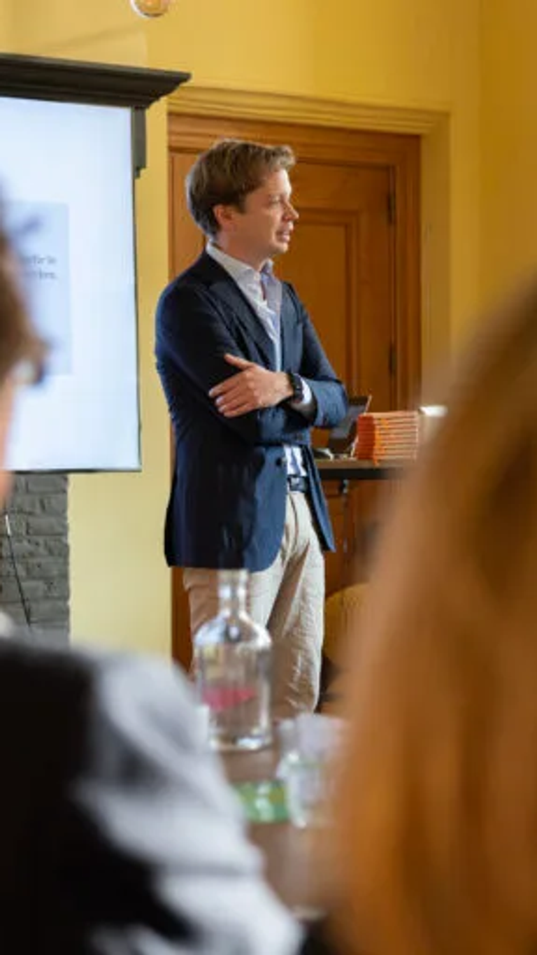 Sjors Loeffen presenteert voor een groep mensen