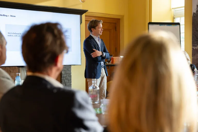 Sjors Loeffen presenteert voor een groep mensen