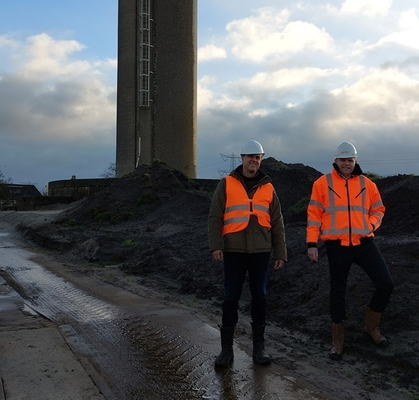 Twee mannen in veiligheidsjas op bouwplaats