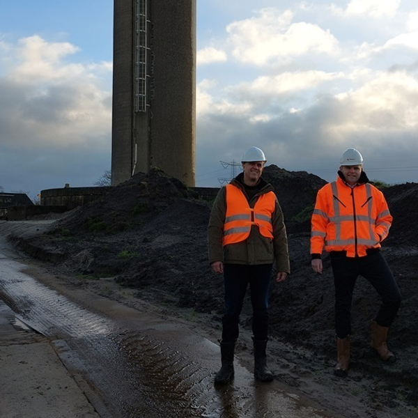 Twee mannen in veiligheidsjas op bouwplaats