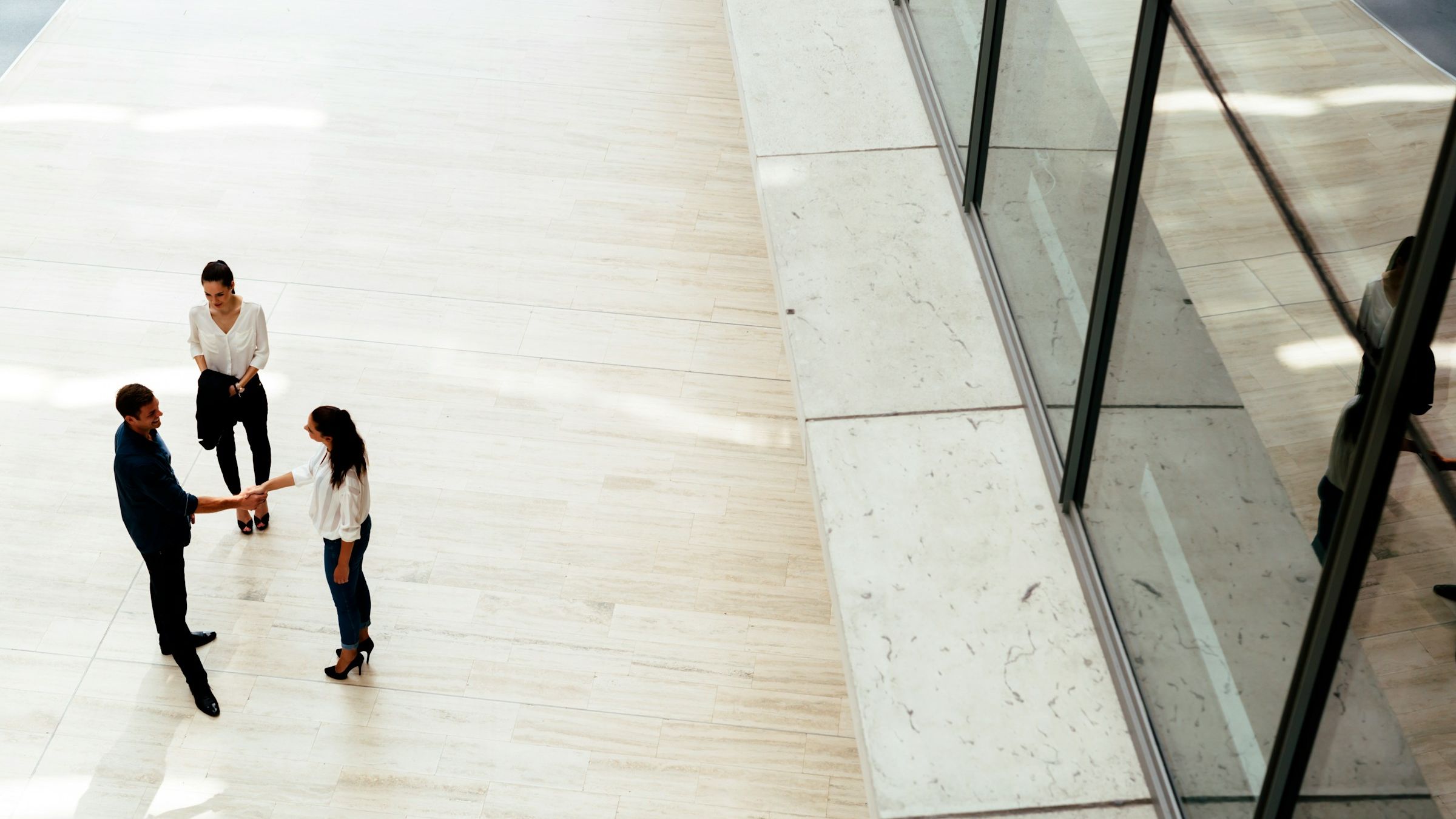 Juristen in gesprek in de lobby van een modern rechtsgebouw