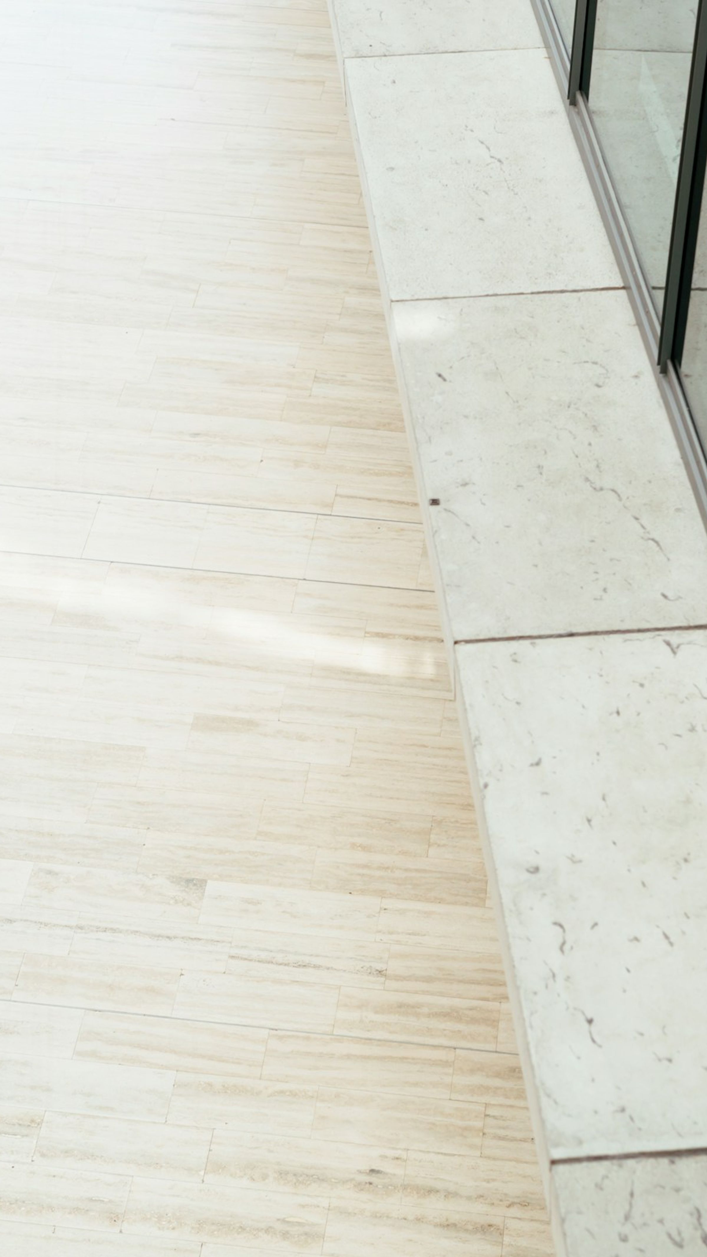 Juristen in gesprek in de lobby van een modern rechtsgebouw