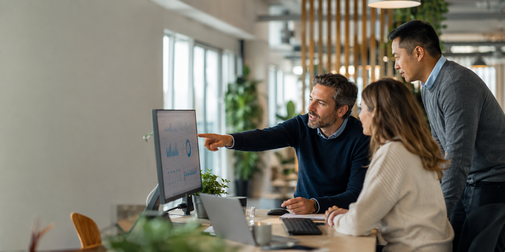 IT professionals werken samen aan een data analyse