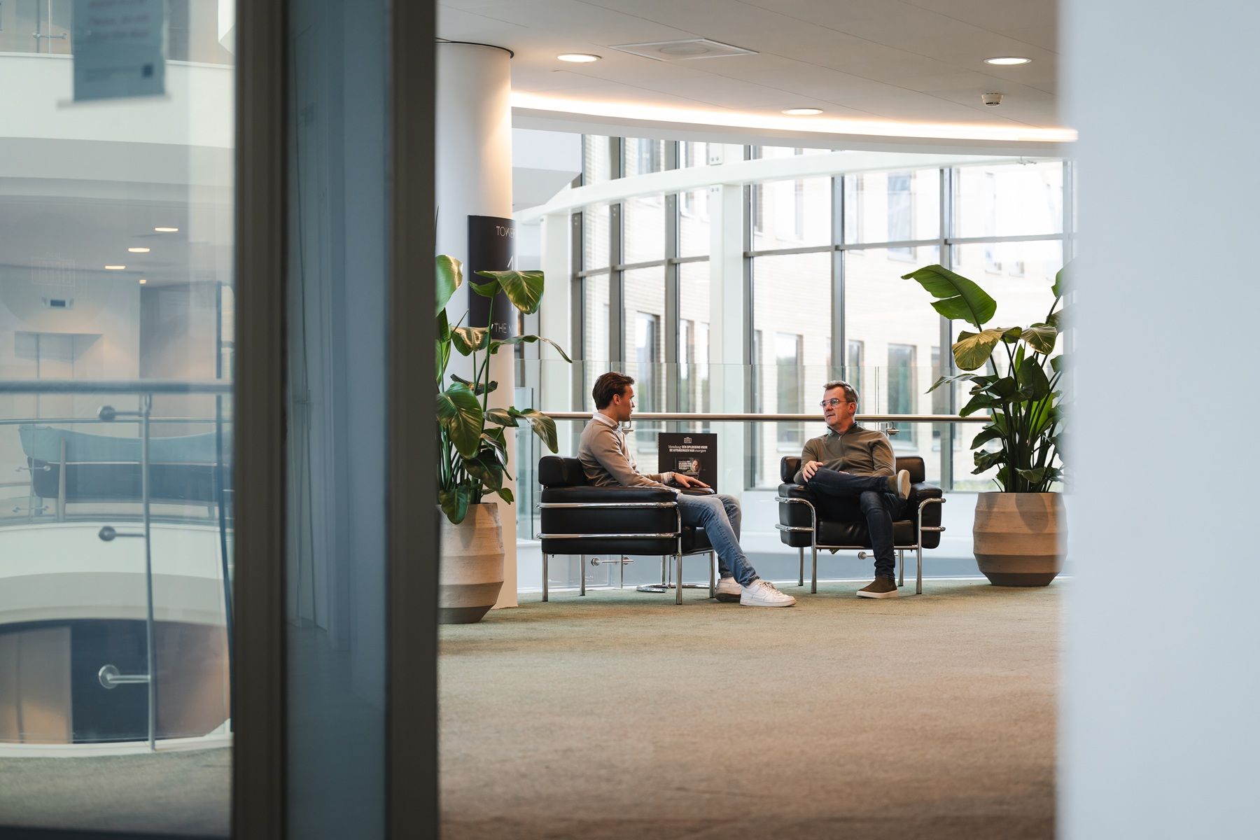 EIFFEL Project Controls business manager in gesprek met klant