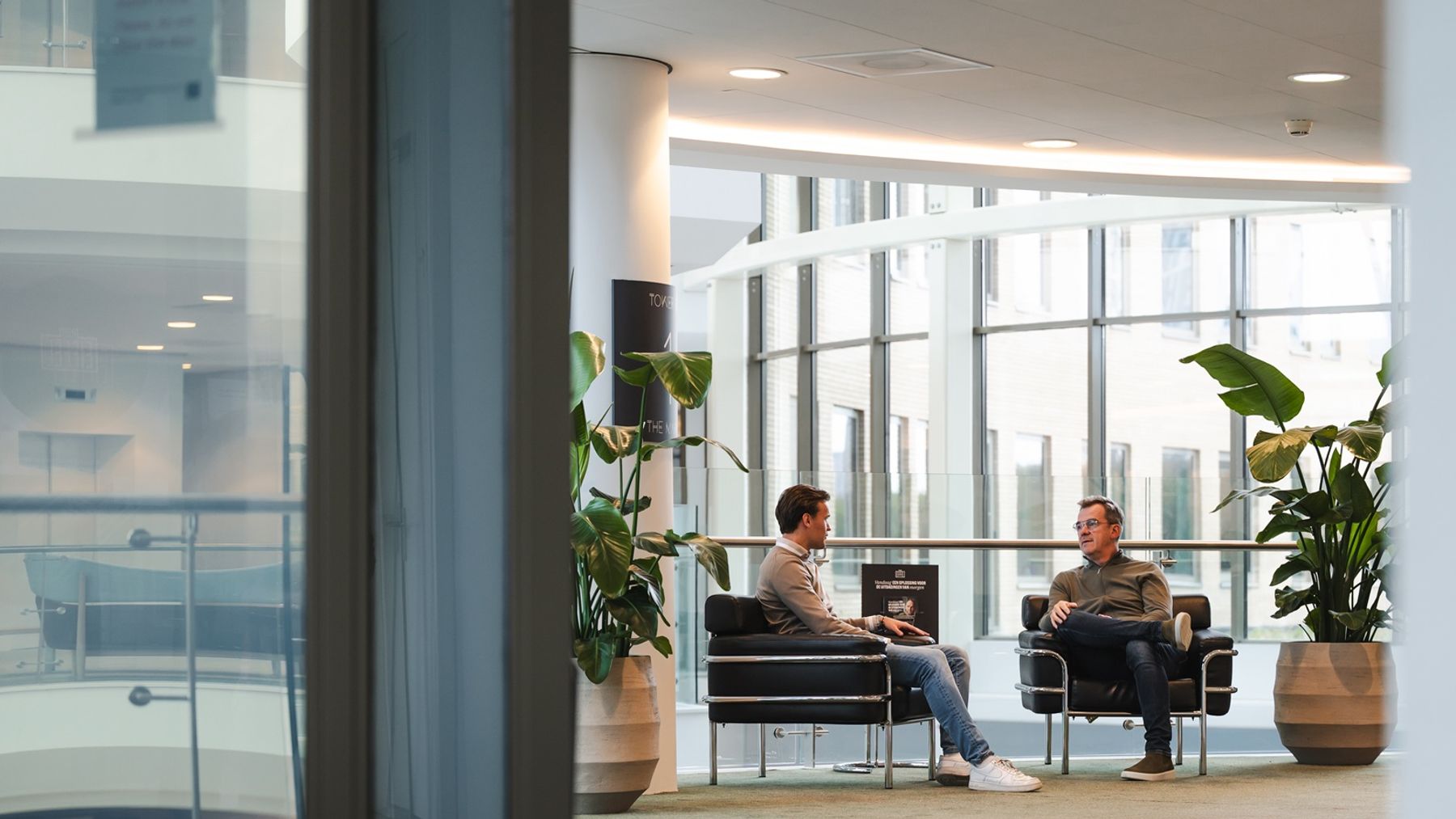 EIFFEL Project Controls business manager in gesprek met klant