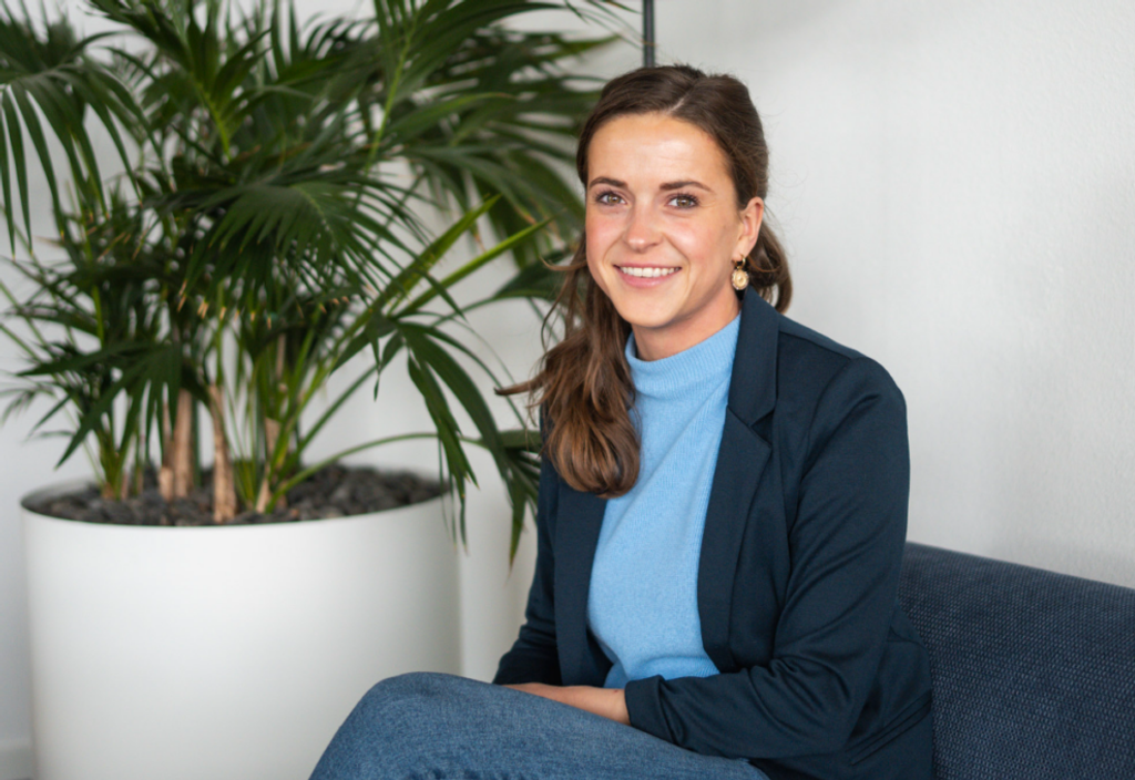 Junior Finance Consultant Fleur Verhoef zittend op de bank bij Fagro